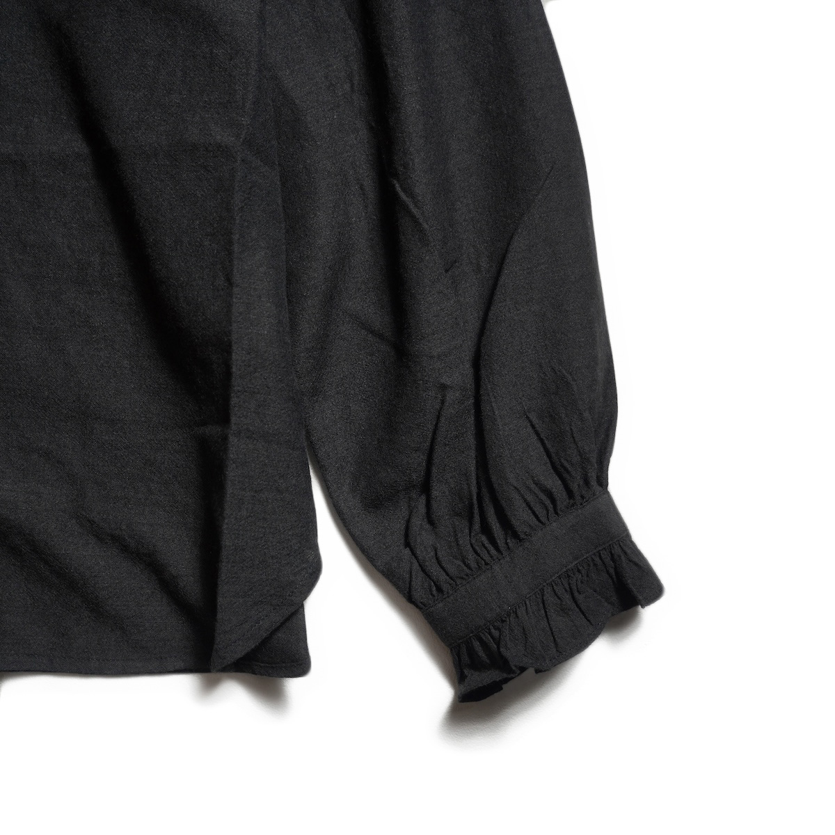 maison de soil / WOOL/COTTON/SILK PLAIN FRILL COLLAR SHIRT (Black)