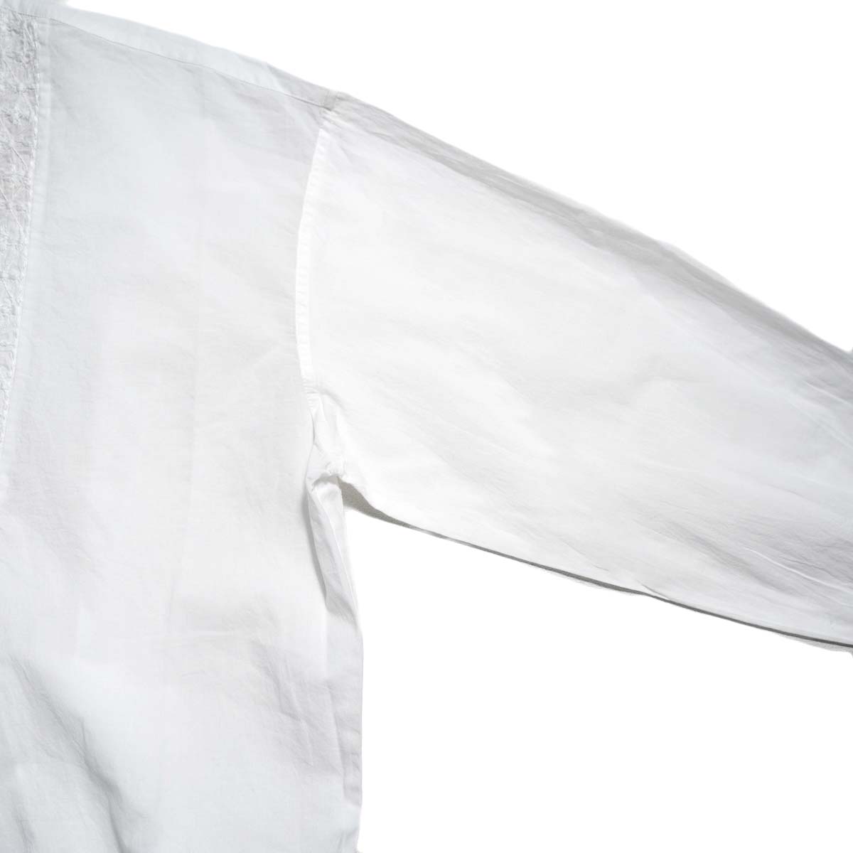 maison de soil / 60s ORGANIC CAMBRIC BANDED COLLAR EMB TUNIC (White) 肩周り