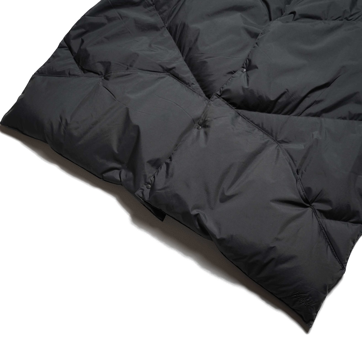 NANGA / DOWN PONCHO MUFFLER (Black)