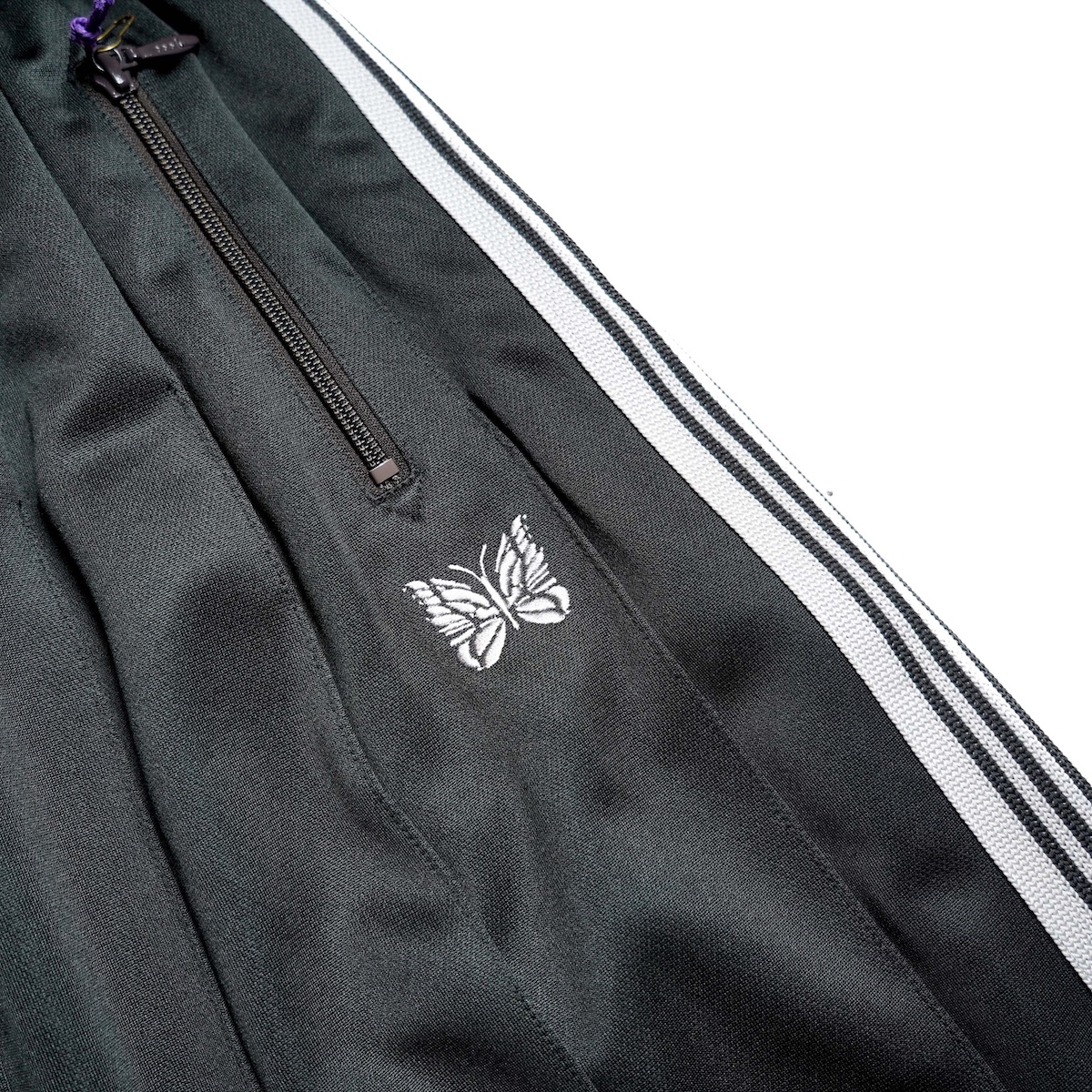 Needles / Pleated Track Skirt - Poly Smooth (Charcoal) パピヨン刺繍