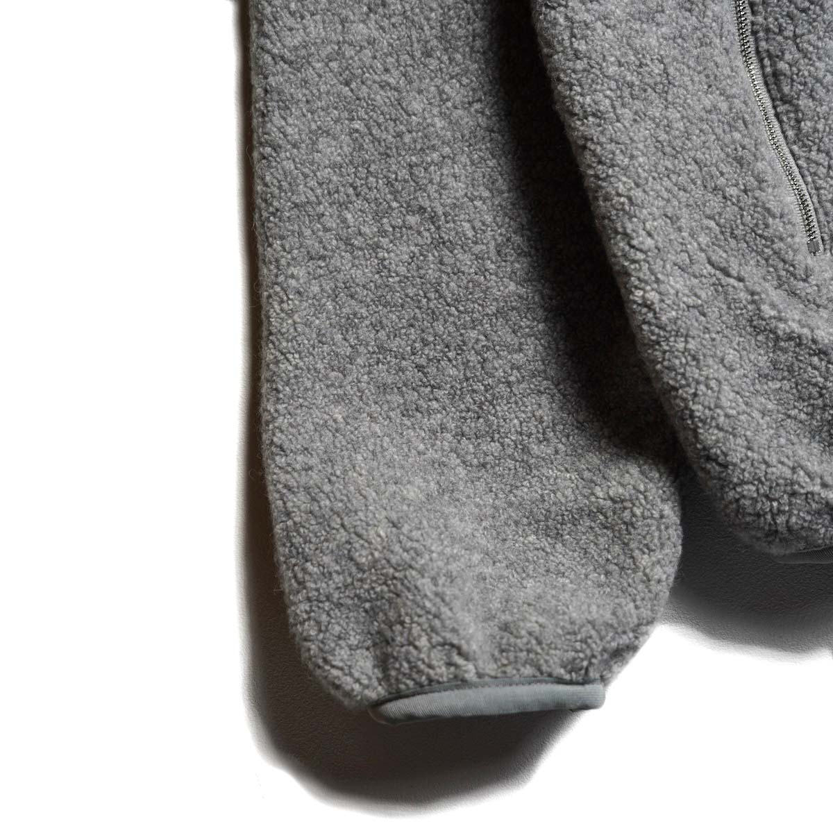 nonnative / HIKER FULL ZIP BROUSON WOOL POLY NYLON PILE (H.Gray) 袖先