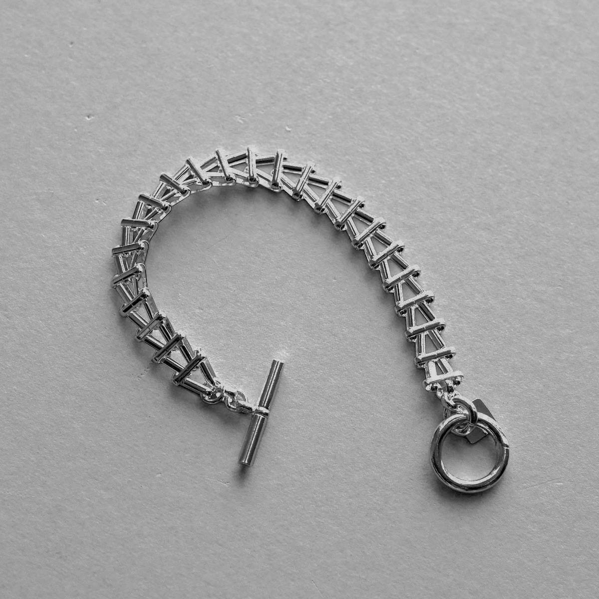 ON THE SUNNY SIDE OF THE STREET / Arrow Vintage Chain Bracelet (Silver) TOP
