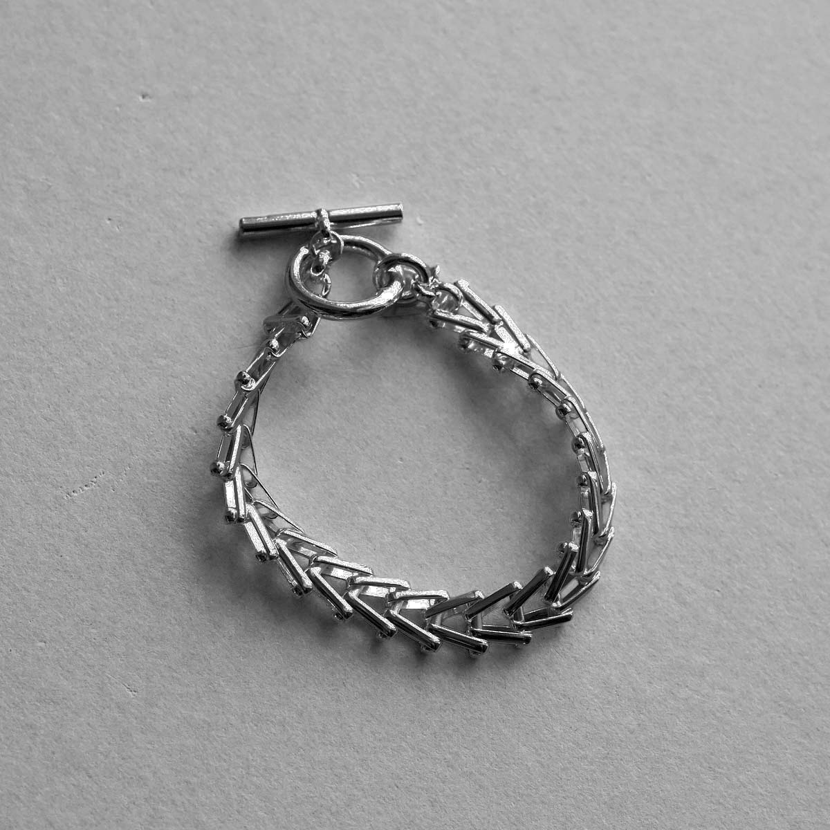 ON THE SUNNY SIDE OF THE STREET / Arrow Vintage Chain Bracelet (Silver)