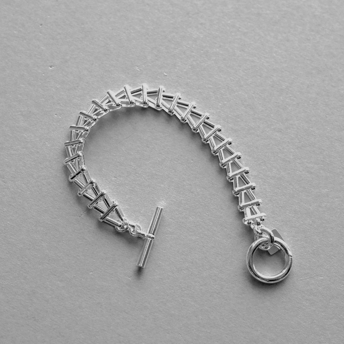 ON THE SUNNY SIDE OF THE STREET / Arrow Vintage Chain Bracelet