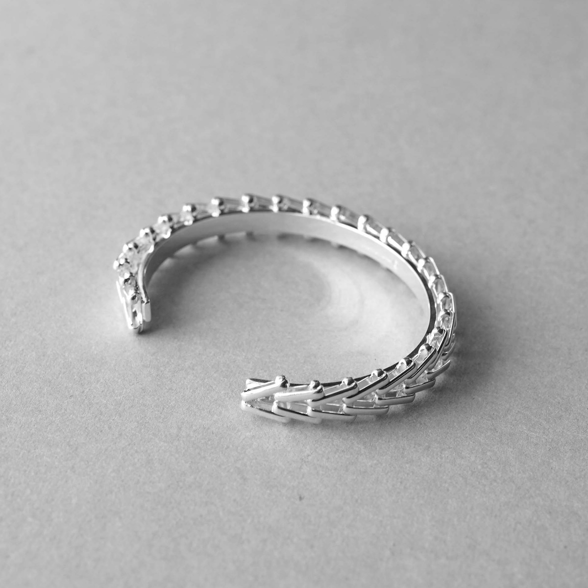 ON THE SUNNY SIDE OF THE STREET / Arrow Vintage Chain Bangle (White Silver) 開口部