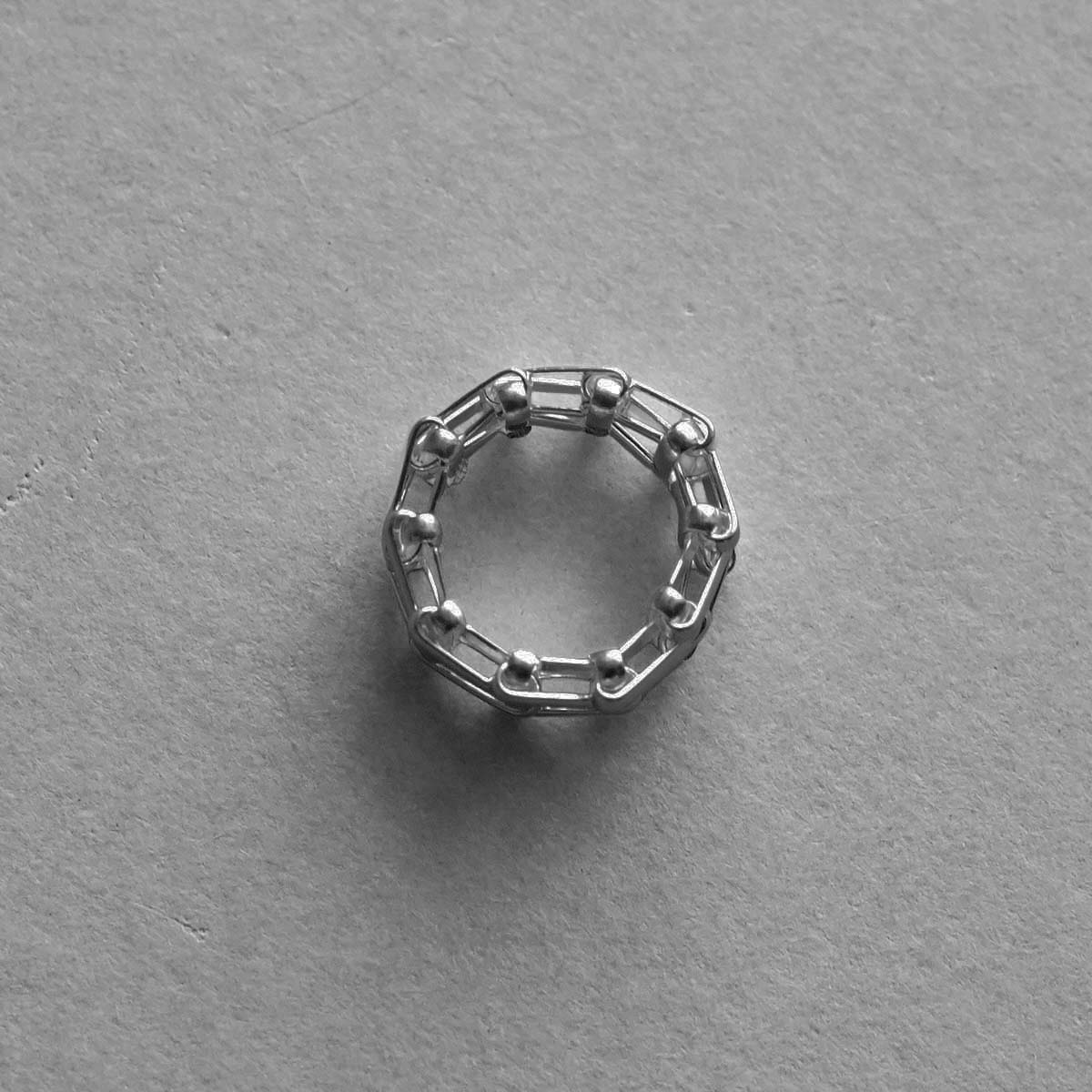 ON THE SUNNY SIDE OF THE STREET / Arrow Vintage Chain Ring (Silver) 上から