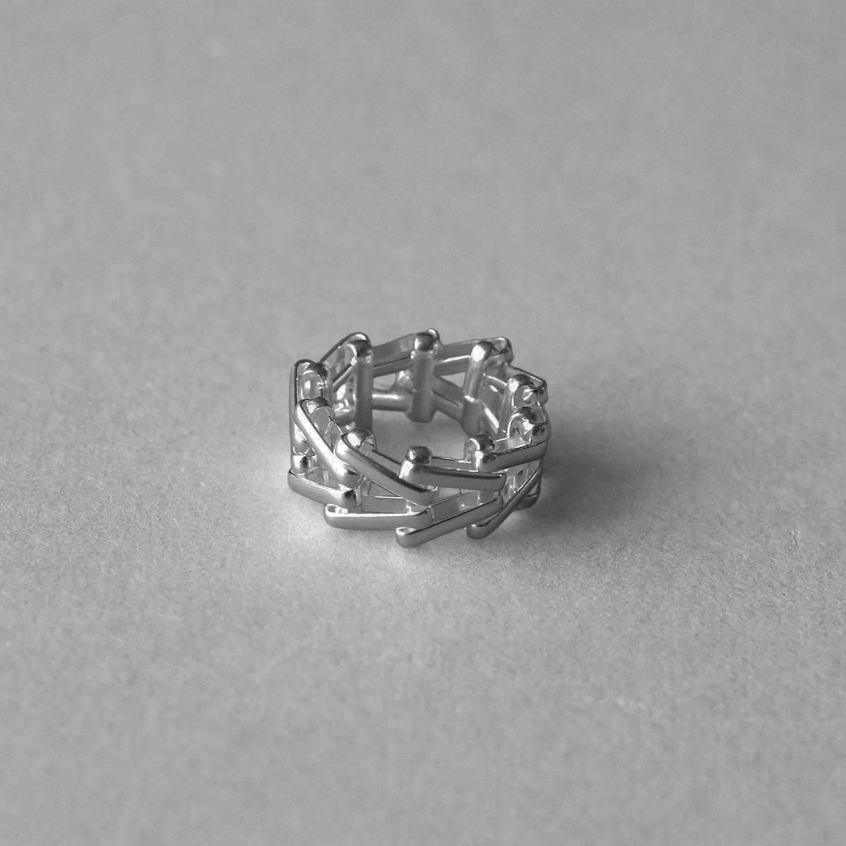 ON THE SUNNY SIDE OF THE STREET / Arrow Vintage Chain Ring (Silver)