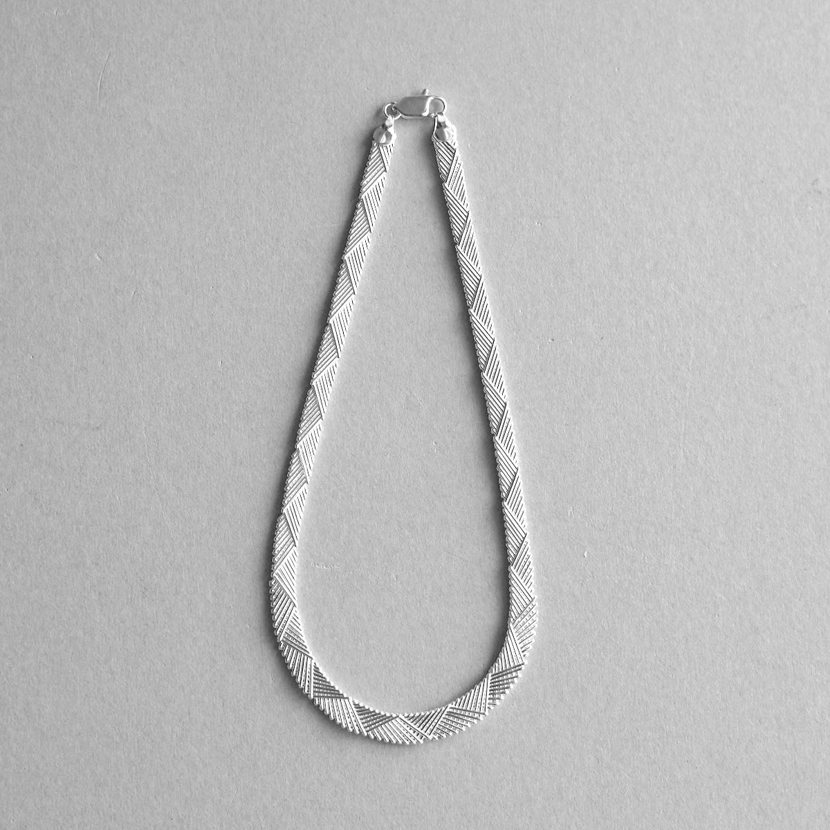 ON THE SUNNY SIDE OF THE STREET / Chevron Chain Chorker (White Silver)