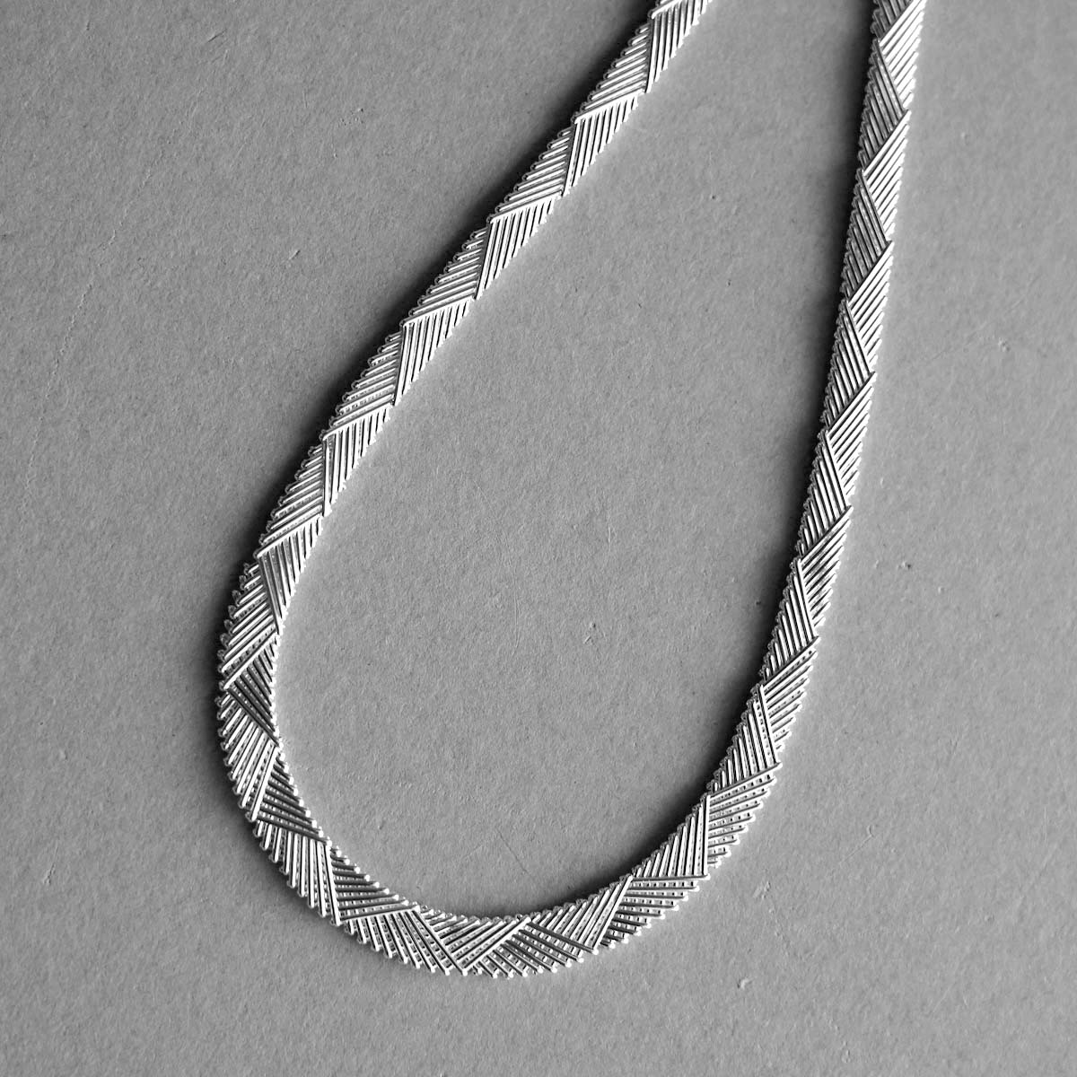 ON THE SUNNY SIDE OF THE STREET / Chevron Chain Chorker (White Silver) 裏面