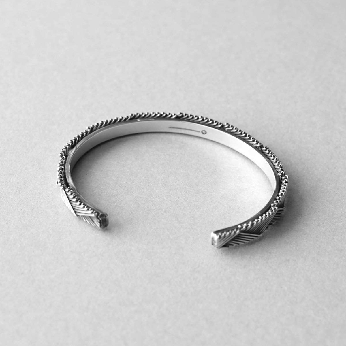 ON THE SUNNY SIDE OF THE STREET / Chevron Chain Bangle (Silver) 開口部