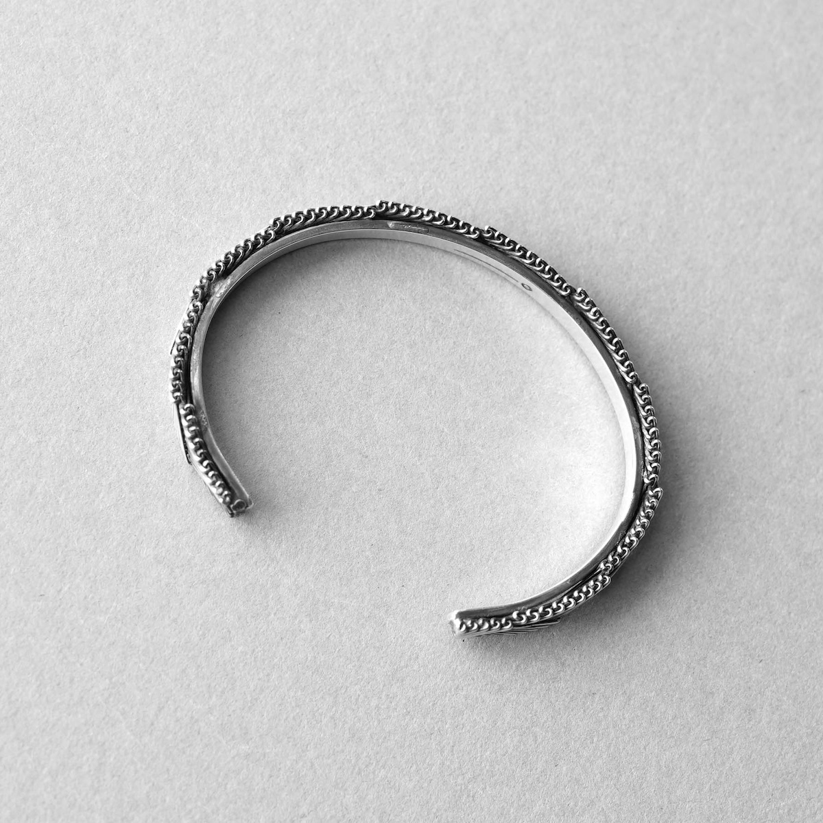 ON THE SUNNY SIDE OF THE STREET / Chevron Chain Bangle (Silver)