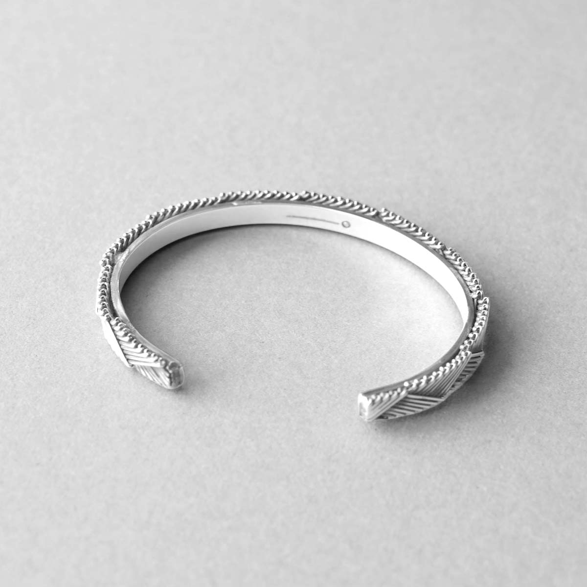 ON THE SUNNY SIDE OF THE STREET / Chevron Chain Bangle (White Silver) 開口部