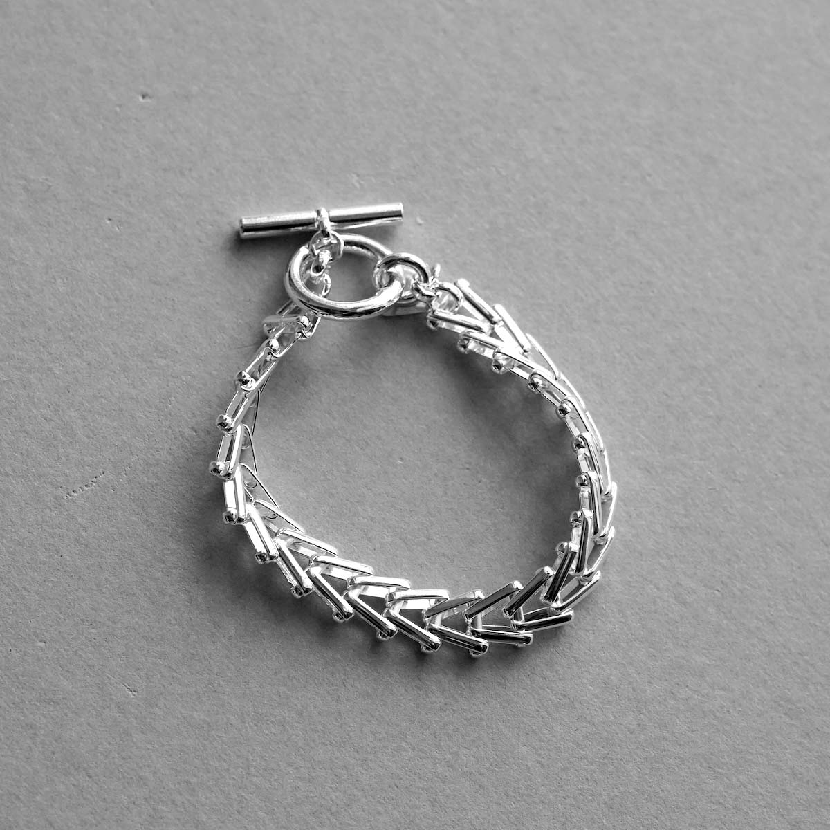 ON THE SUNNY SIDE OF THE STREET / Arrow Vintage Chain Bracelet