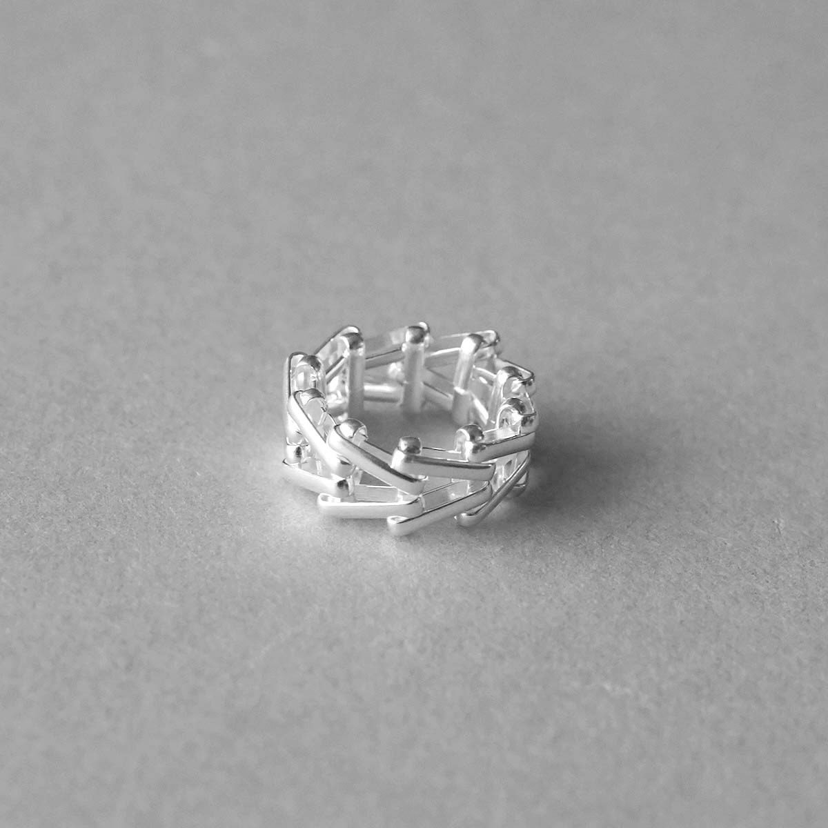 ON THE SUNNY SIDE OF THE STREET / Arrow Vintage Chain Ring (White