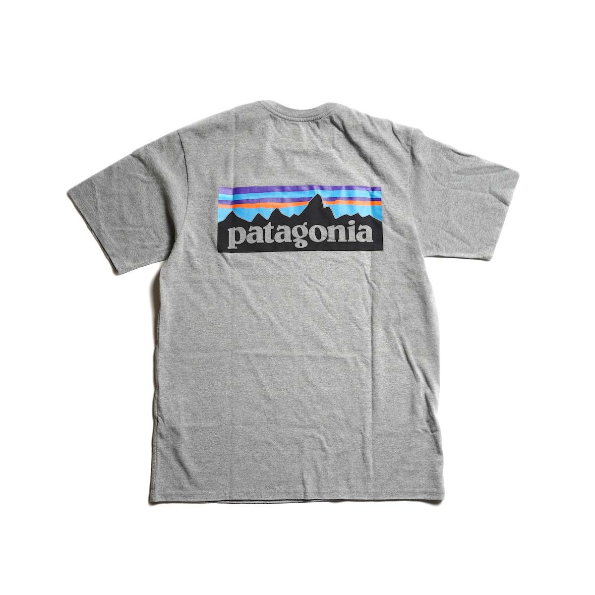 Patagonia / M"s P-6 Logo Responsibili Tee (Gravel Heather) 背面
