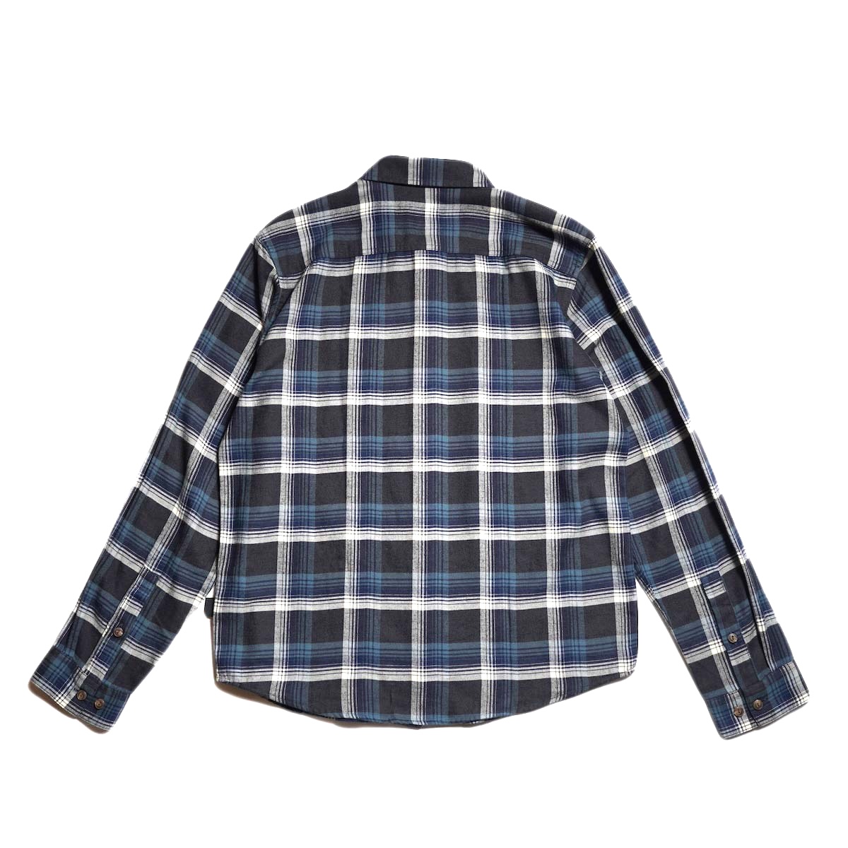 Patagonia / M’s L/S LW Fjord Flannel Shirt (Cozy Cabin / Ink Black) 背面