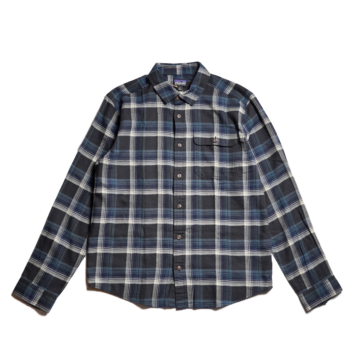Patagonia / M’s L/S LW Fjord Flannel Shirt (Cozy Cabin / Ink Black) 正面