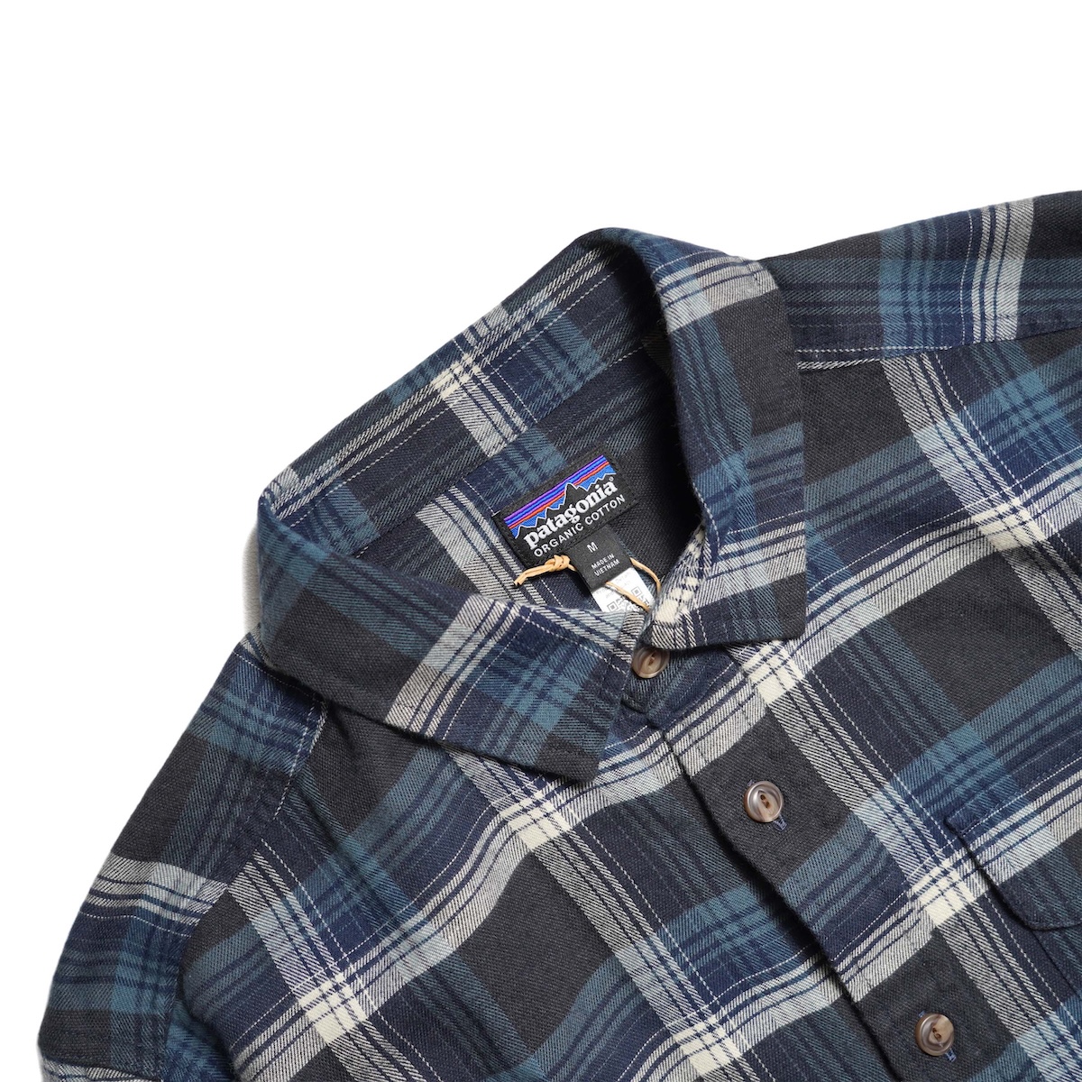 Patagonia / M’s L/S LW Fjord Flannel Shirt (Cozy Cabin / Ink Black) 襟元