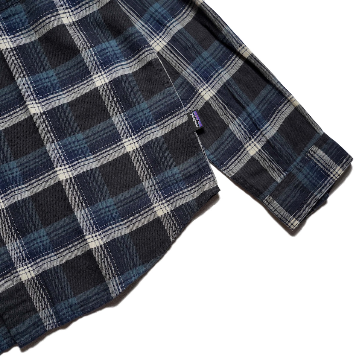 Patagonia / M’s L/S LW Fjord Flannel Shirt (Cozy Cabin / Ink Black) 袖、裾