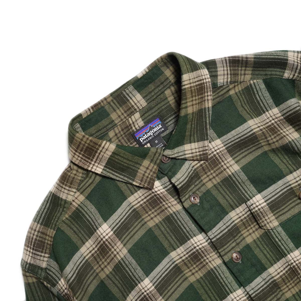 Patagonia / M’s L/S LW Fjord Flannel Shirt (Cozy Cabin / Treeline Green)  襟元