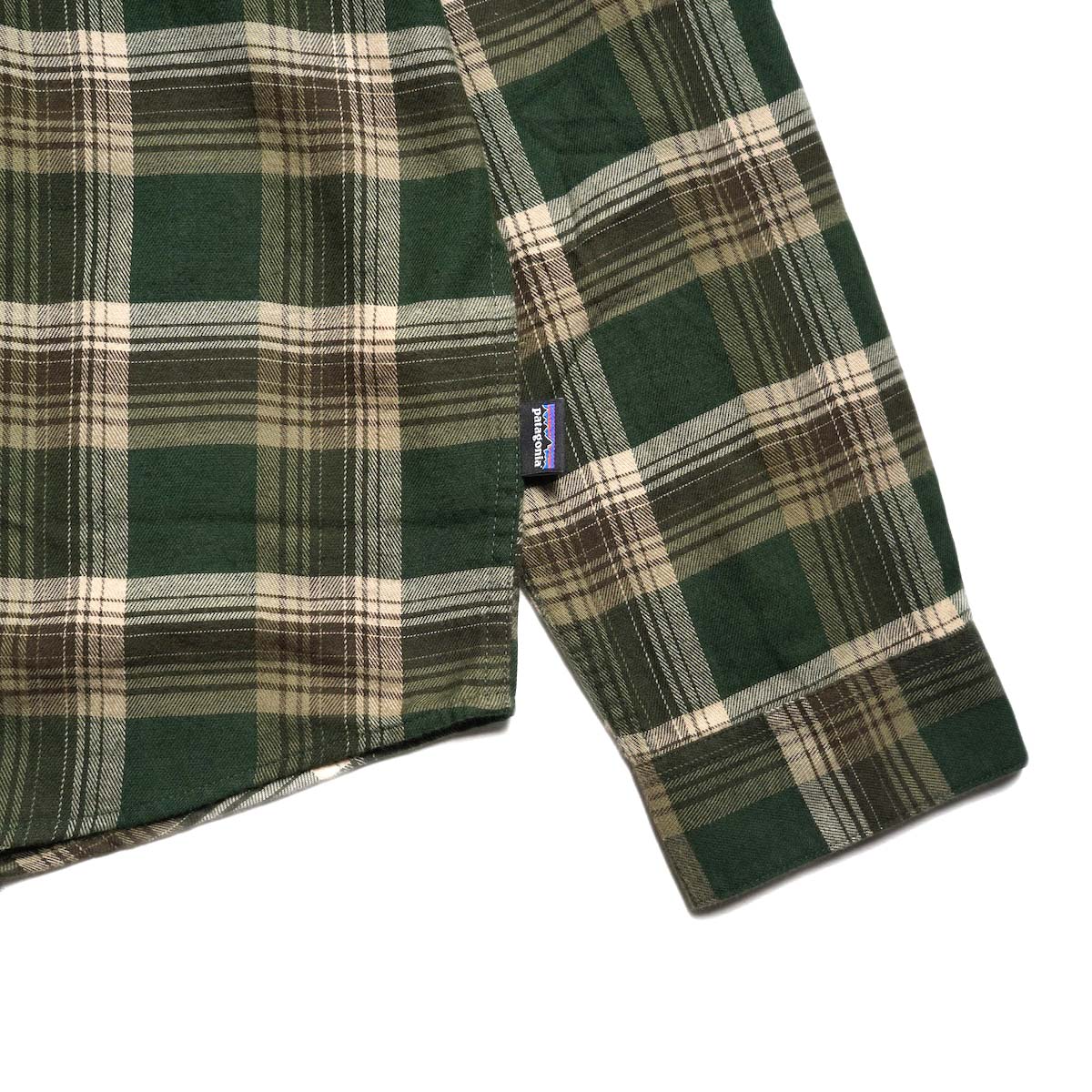 Patagonia / M’s L/S LW Fjord Flannel Shirt (Cozy Cabin / Treeline Green) 袖、裾