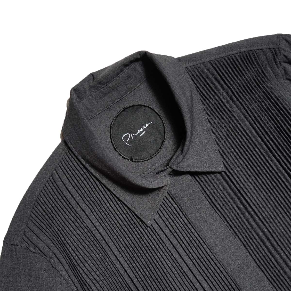 Pheeta / PH016C-2 Bourke -SHIRTS (Dark Gray) 襟元