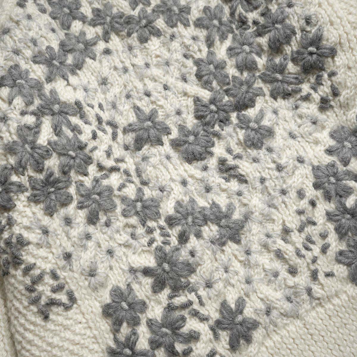 Pheeta / PH016C-HN1 Clara - ZIP CARDIGAN (White) フラワー刺繍