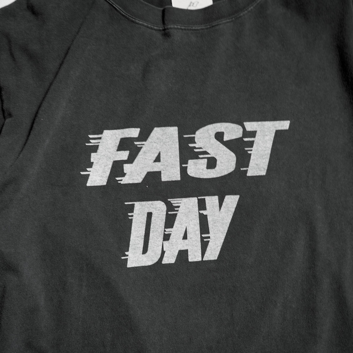 REMI RELIEF / HARD SP加工20/-天竺レギュラーT - FAST DAY (Black) プリント