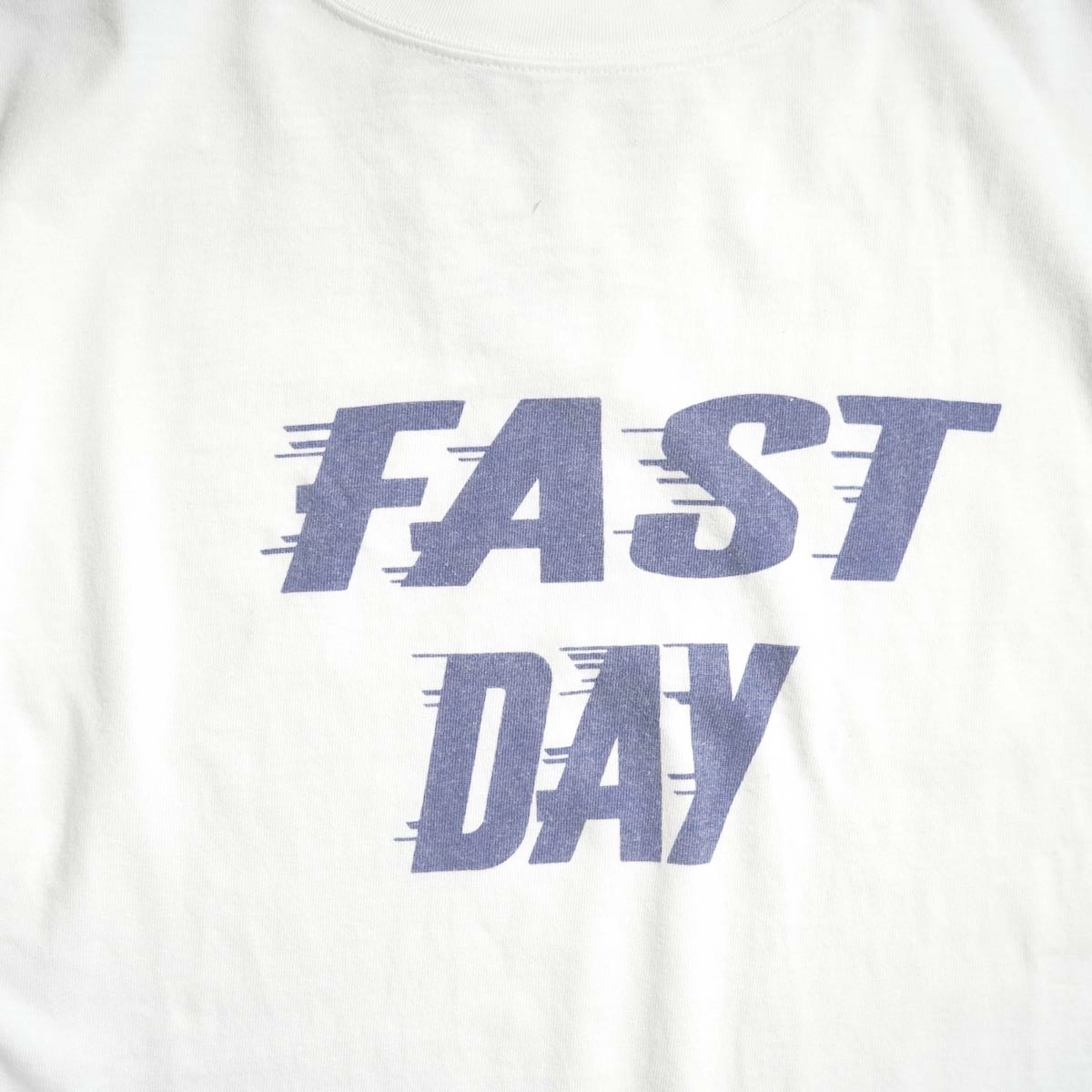 REMI RELIEF / HARD SP加工20/-天竺レギュラーT - FAST DAY (Off) プリント