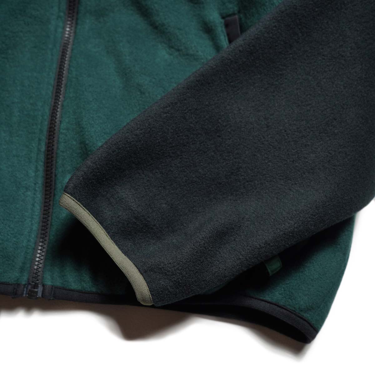 South2 West8 × COLUMBIA PFG / Wintertrainer™ Fleece Jacket (Black/Green) 袖パイピング