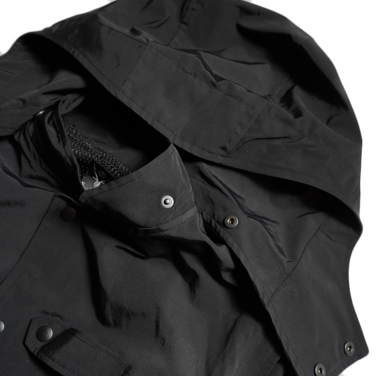 South2 West8 / Tenkara Trout Parka - C/N Grosgrain (Black) フード着脱ボタン