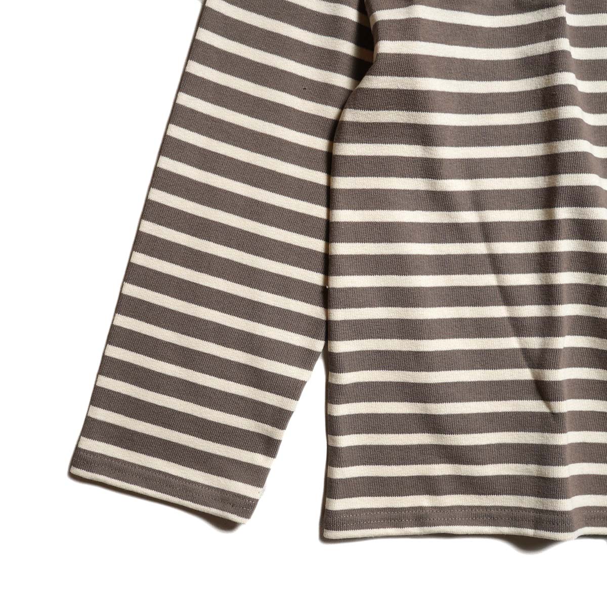 SAINT JAMES / OUESSANT "BORDER" (Cantarelle × Cream) 袖