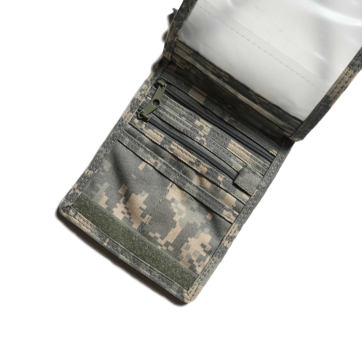 S.O.C. / I.D. Wallet (Digital Camo) 収納スペース
