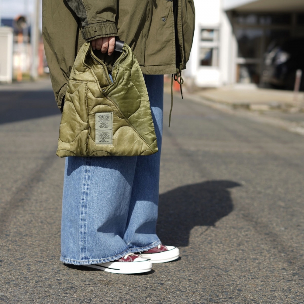 THRIFTY LOOK / TRIANGLE SMALL TOTE (Olive) 使用イメージ①