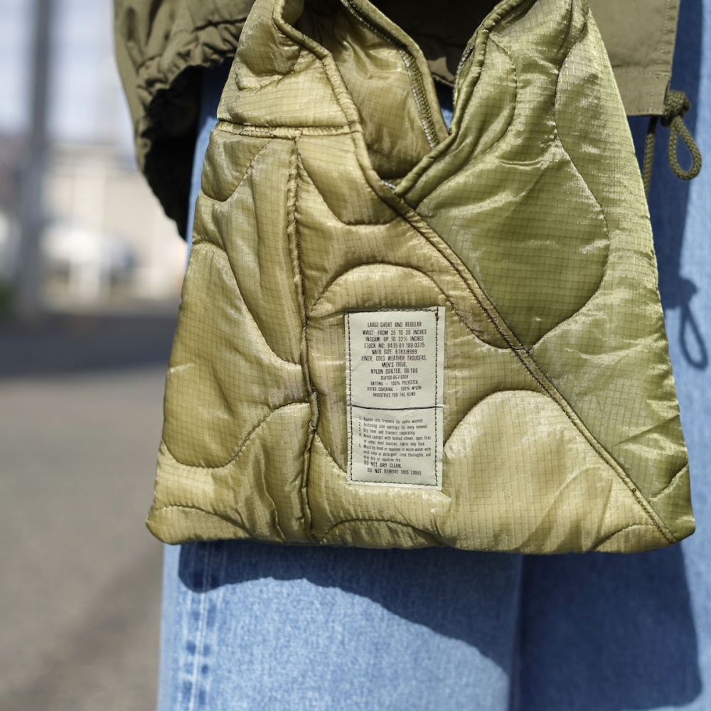 THRIFTY LOOK / TRIANGLE SMALL TOTE (Olive)使用イメージ②