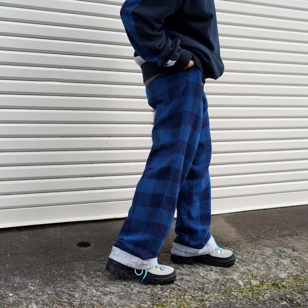 uniform experiment / LINE FLANNEL CHECK EASY PANTS (BLUE) 着用イメージ②