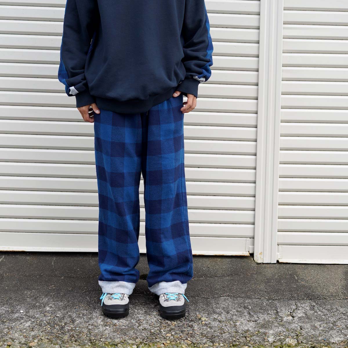 uniform experiment / LINE FLANNEL CHECK EASY PANTS (BLUE) 着用イメージ