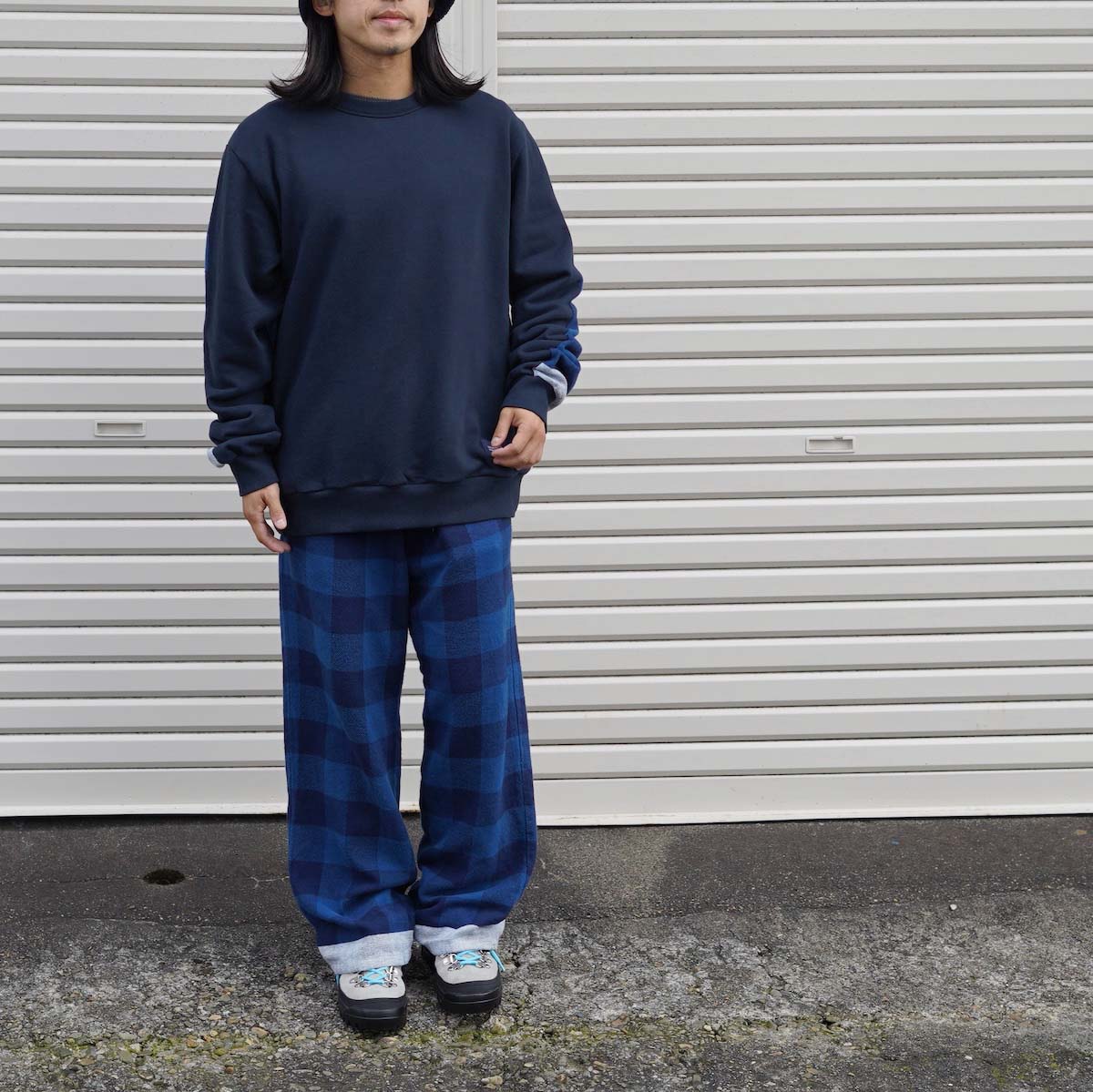 uniform experiment / LINE FLANNEL CHECK PANELED CREWNECK TOP (Blue)着用イメージ blue