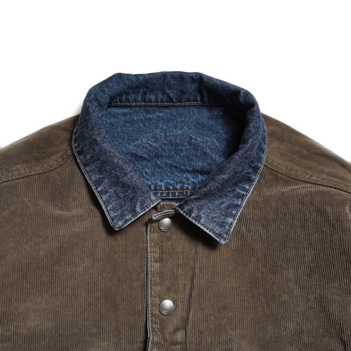 Unlikely / Unlikely Reversible Trucker Jacket (Indigo/Brown) コーデュロイジャケット面 - 襟元
