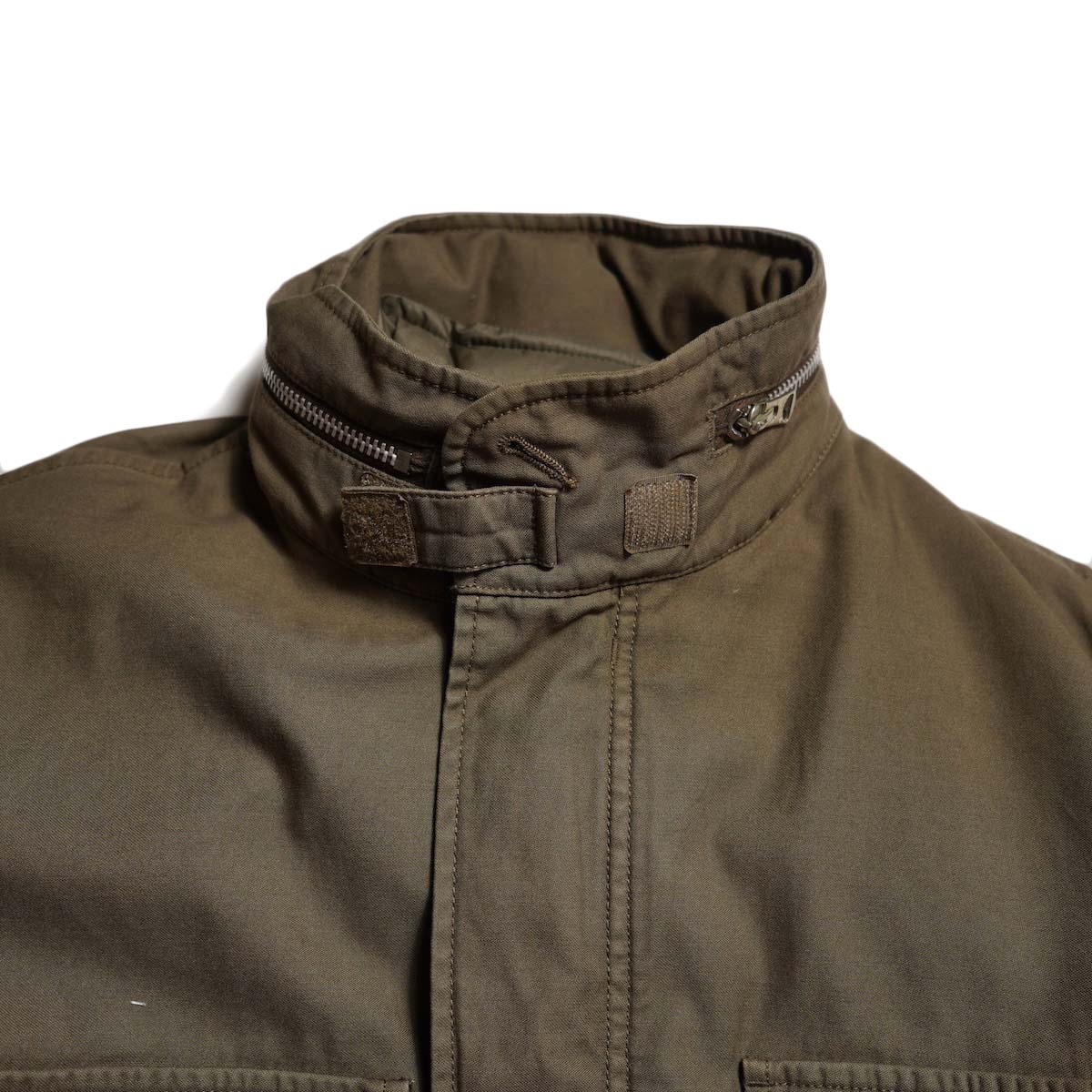 Unlikely / Unlikely 3way M-65 Field Down Jacket (LT.Brown) 襟元
