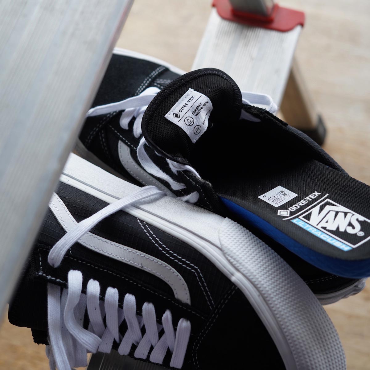 VANS / OLD SKOOL GORE-TEX® (Black / True White)