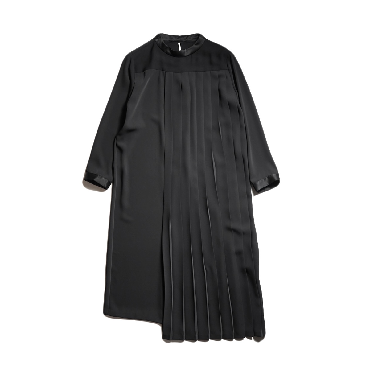 WHYTO. / asymmetry pleats dress (Black)