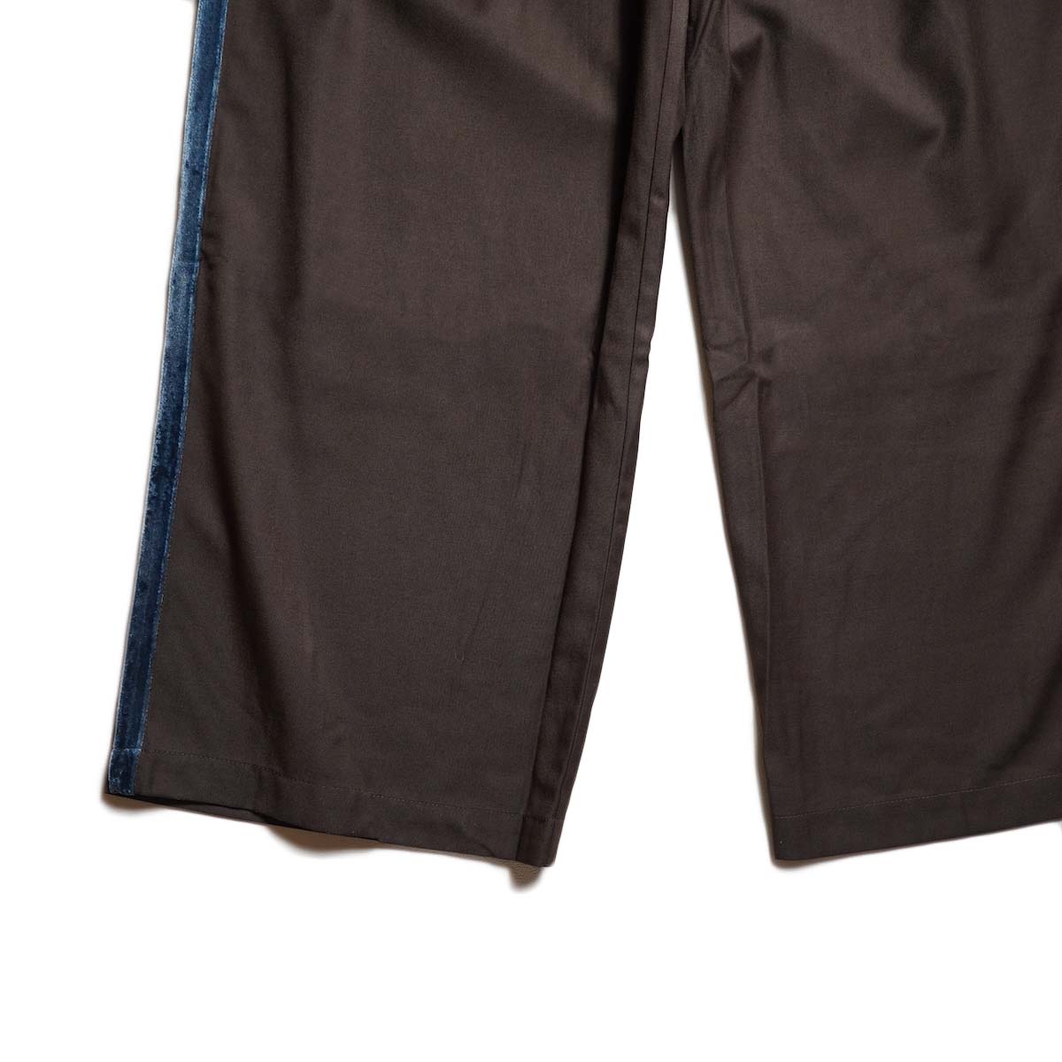 WHYTO. / SIDE VELOUR LINE PANTS (Brown) 裾