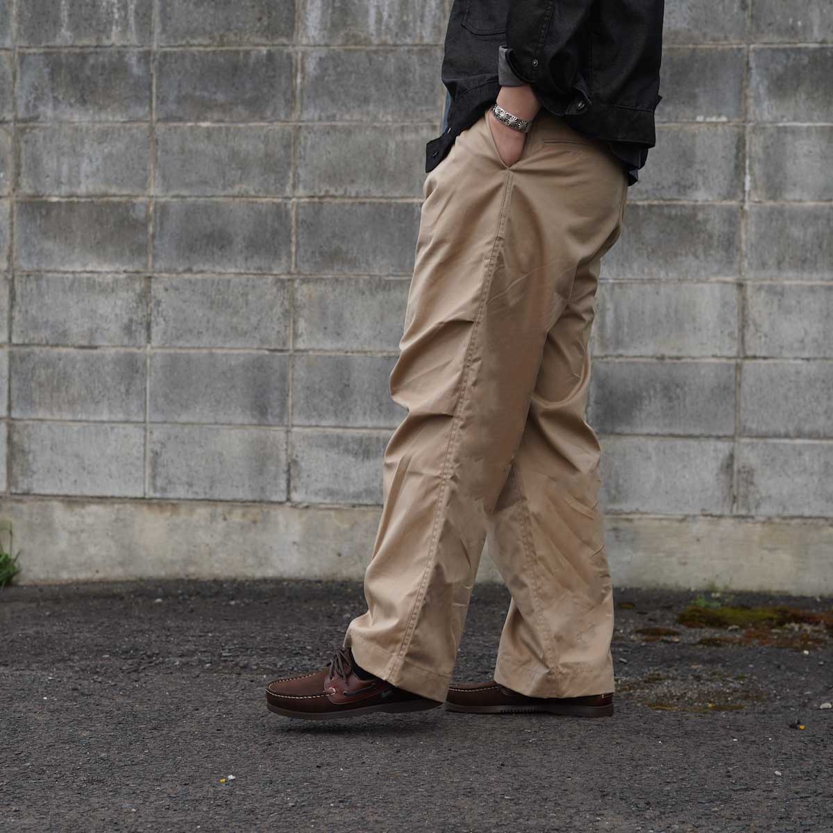 Willow Pants / P-023 PLEATS CHINO PANTS  (Beige) 着用イメージ③
