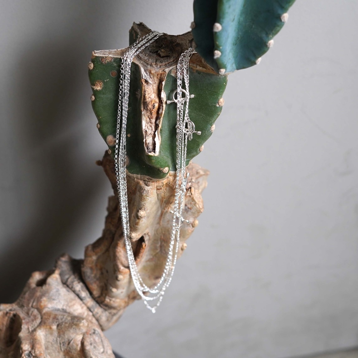 XOLO / Tiny Solid Anchor Link Necklace