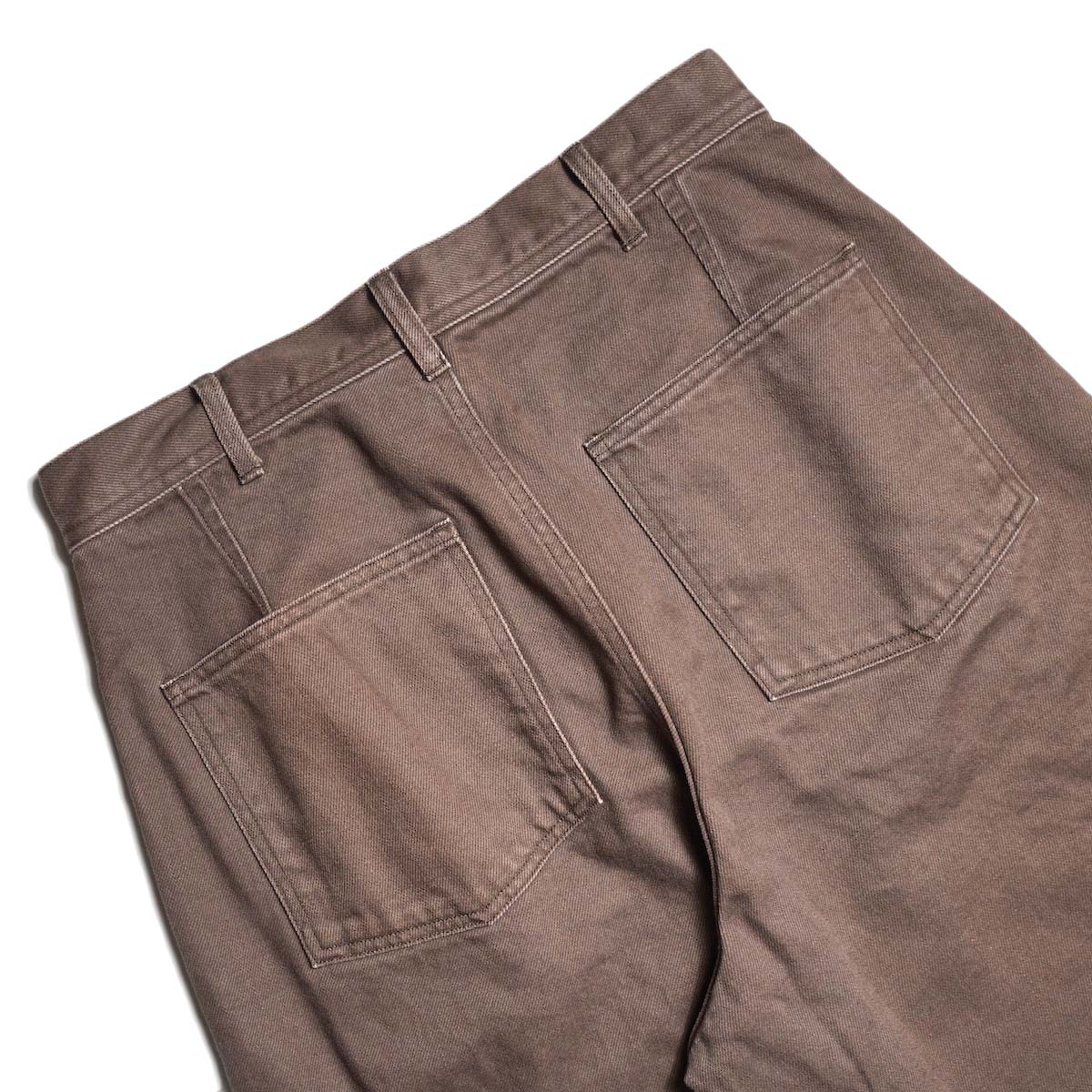 YLÈVE / SUN-FADED COTTON TWILL PANTS (Moca) ヒップポケット