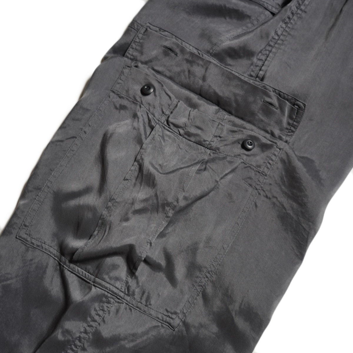 YLÈVE / CUPRA TWILL GARMANT DYE EASY CARGO TROUSERS (Gray)