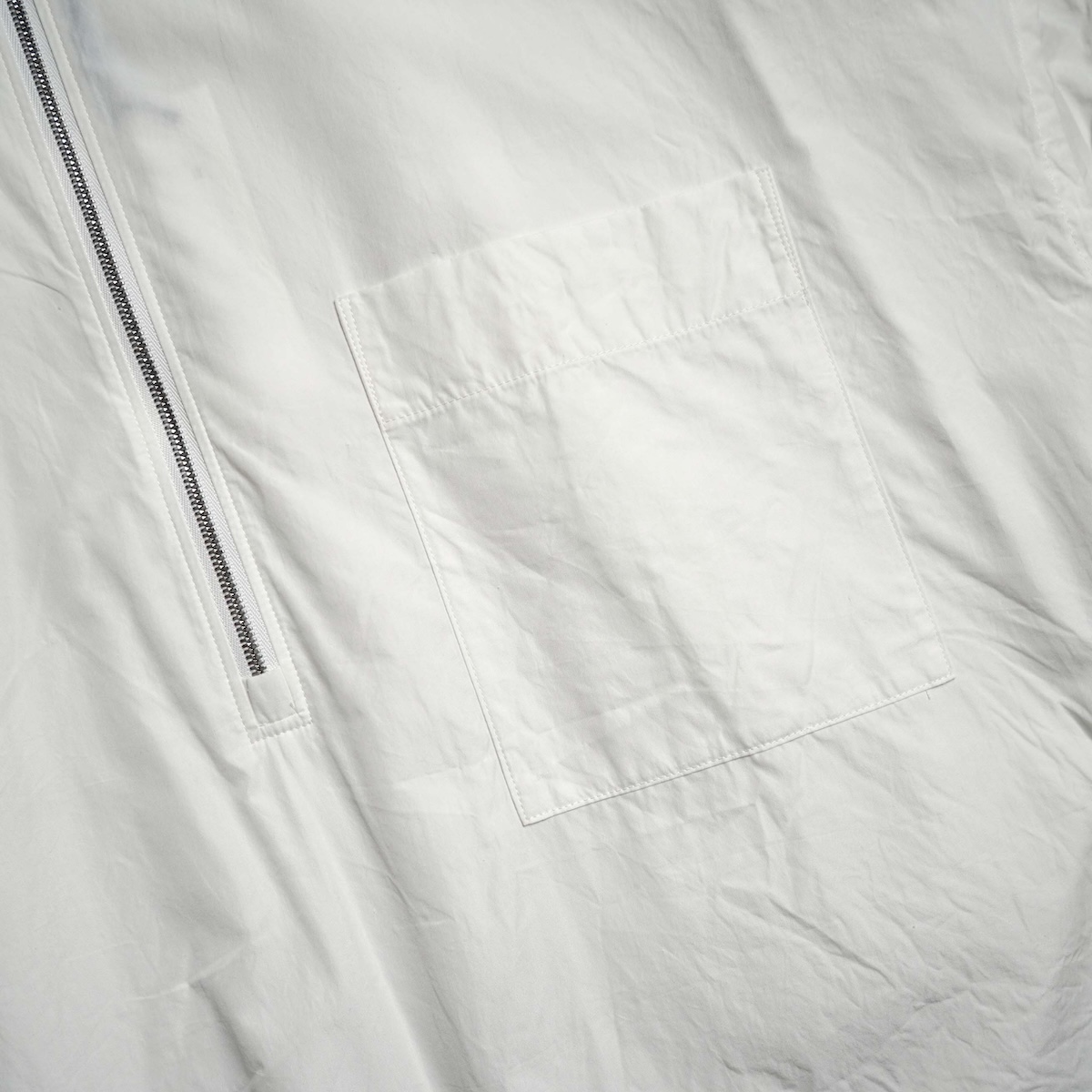 YLEVE / COTTON CUPRA HALF ZIP SHIRT (White) 胸ポケット